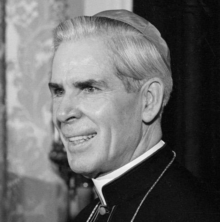 Un vescovo che ha portato Gesù nella parrocchia, nella cattedra universitaria, alla radio, in tv, nel mondo – di Domenico Bonvegna